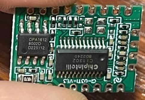 烧毁的功放芯片特写