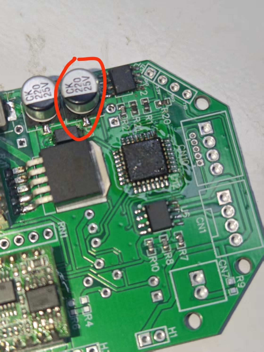 电容脱焊导致电压异常